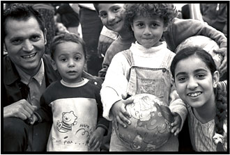 Dzoni Sichelschmidt mit Kindern des Roma-Protest-Lagers